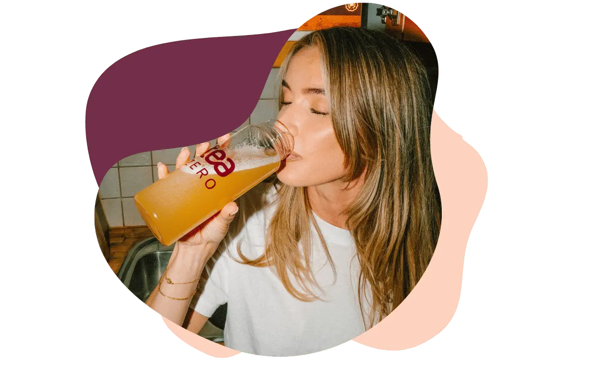 jente som nyter en flaske med sunn iste