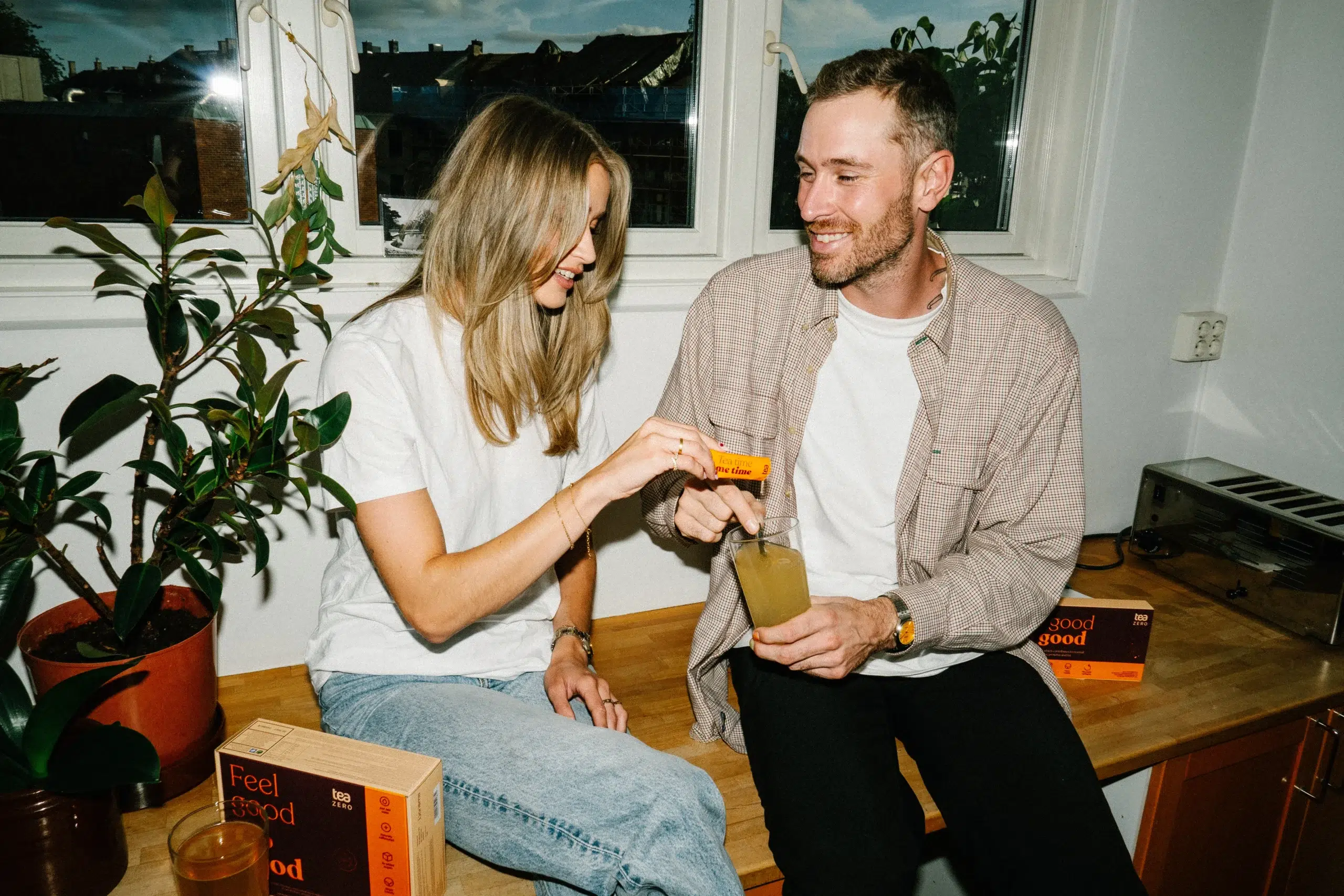 Mann og dame drikker Tea Zero