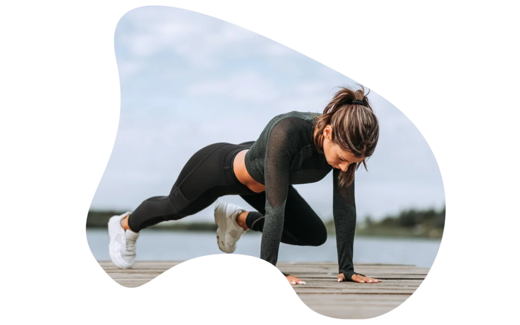 En dame som gjennomfører sine treningsrutiner.