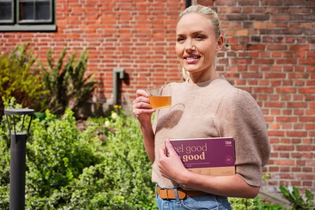 Dame som drikker Tea Zero