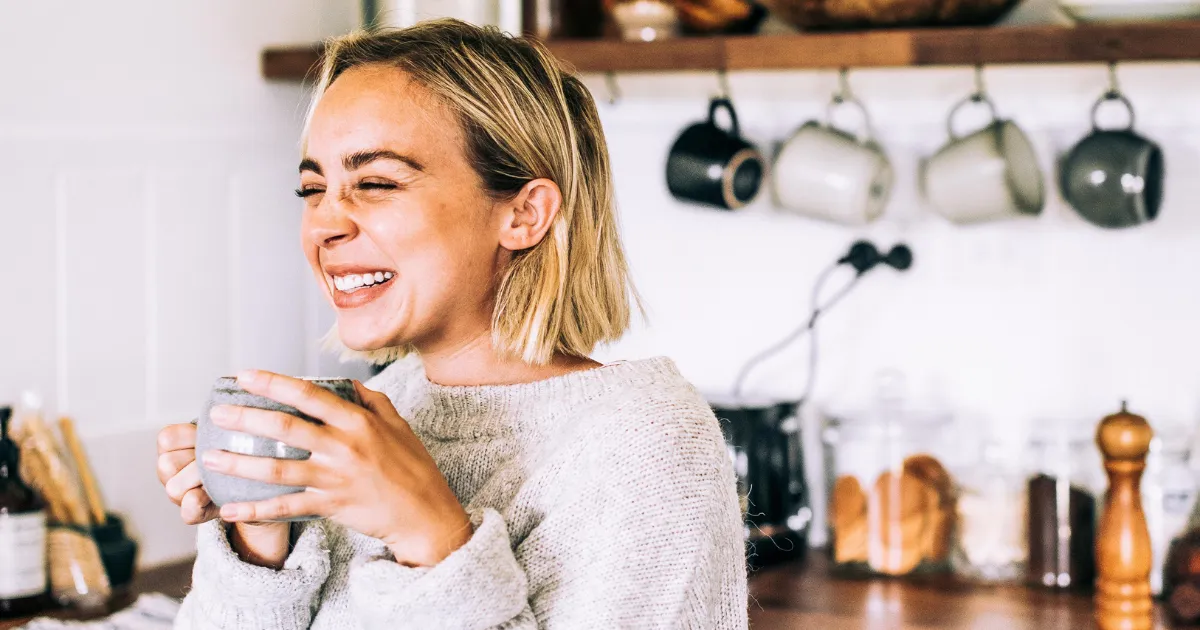 Kvinne som drikker kaffe som støtte til livsstilsendring og sunnere kosthold med mindre snacks