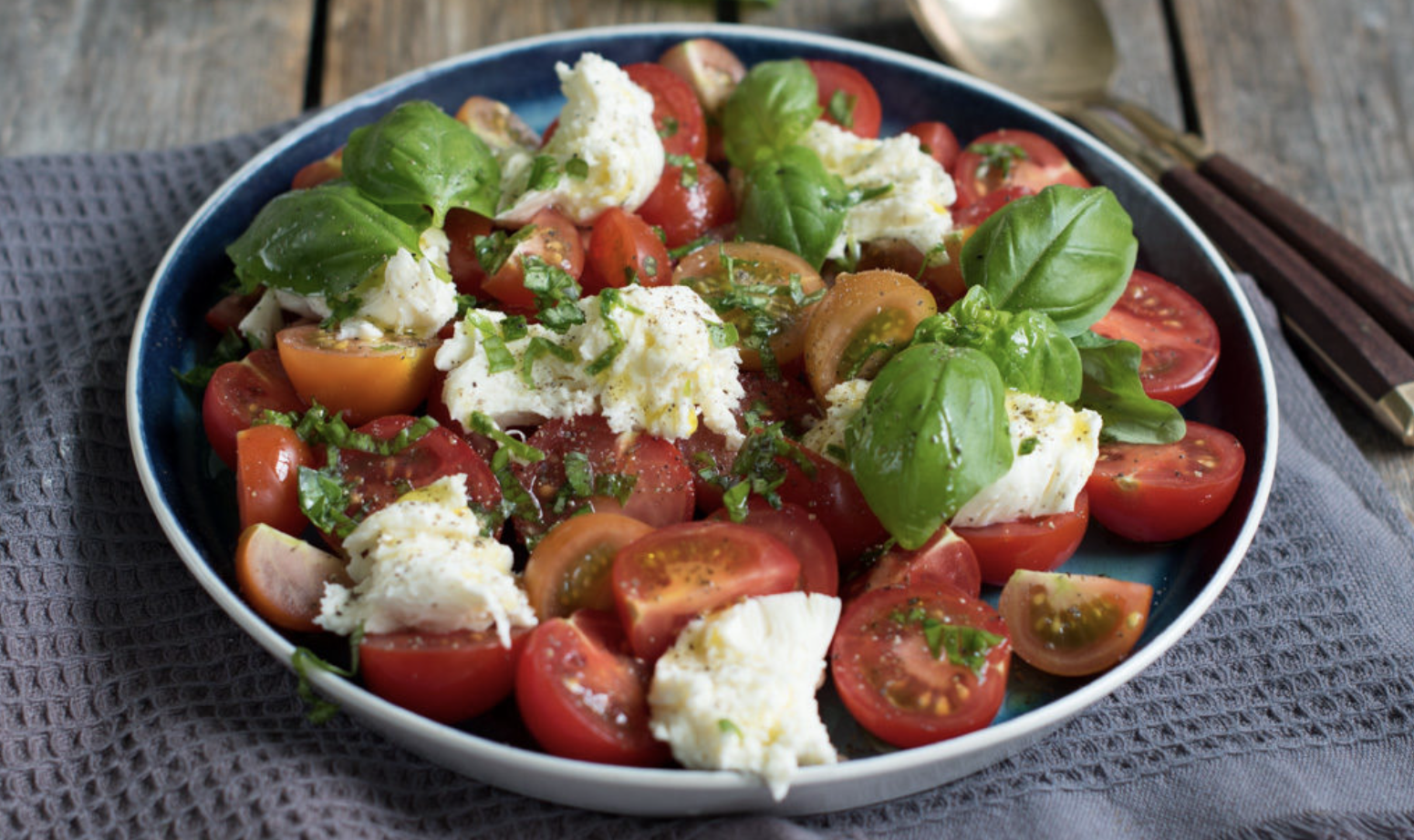 tomat og mozzarella salat